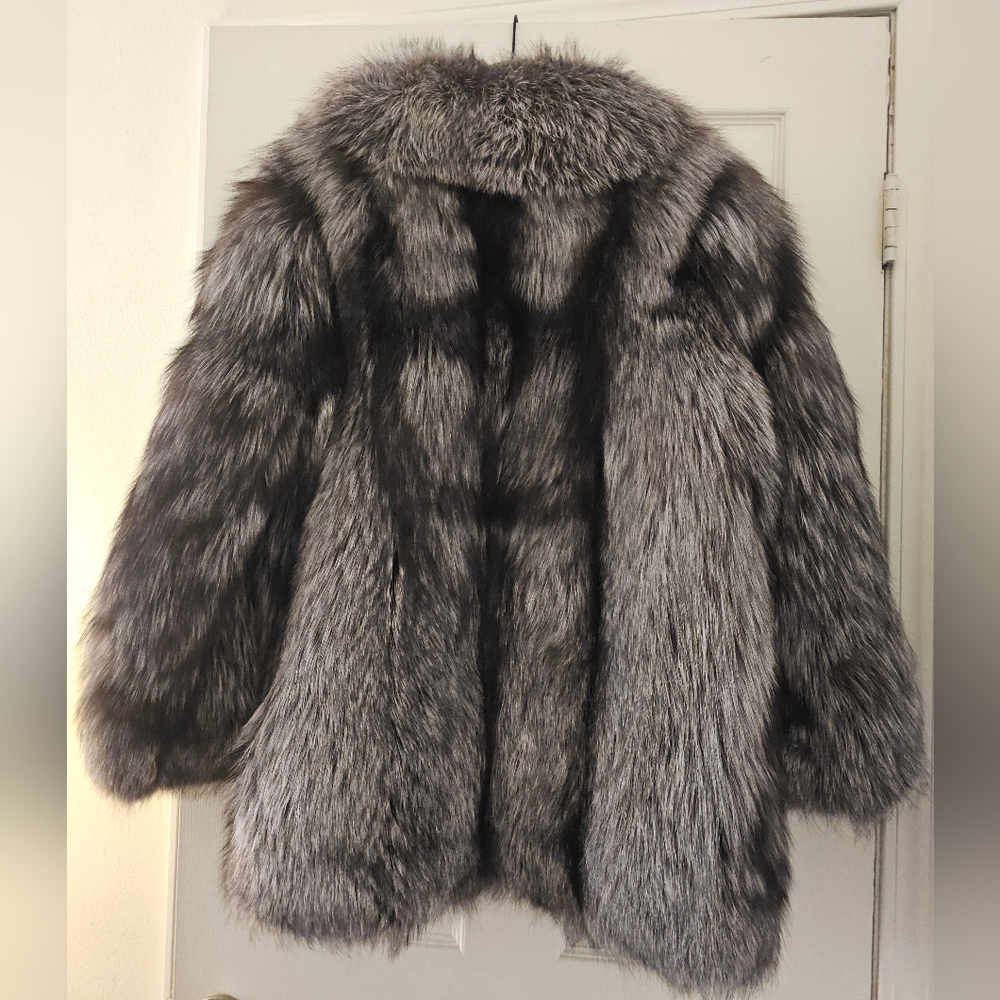 Luxurious Silver Fox Fur Coat  In Mint Condition - Picture 2 of 3